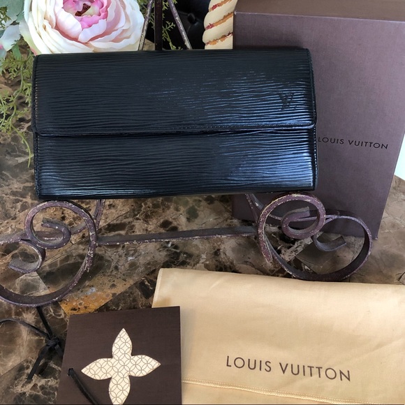 Louis Vuitton Handbags - AUTH Louis Vuitton Sarah Wallet BOX, DUSTBAG 🌺